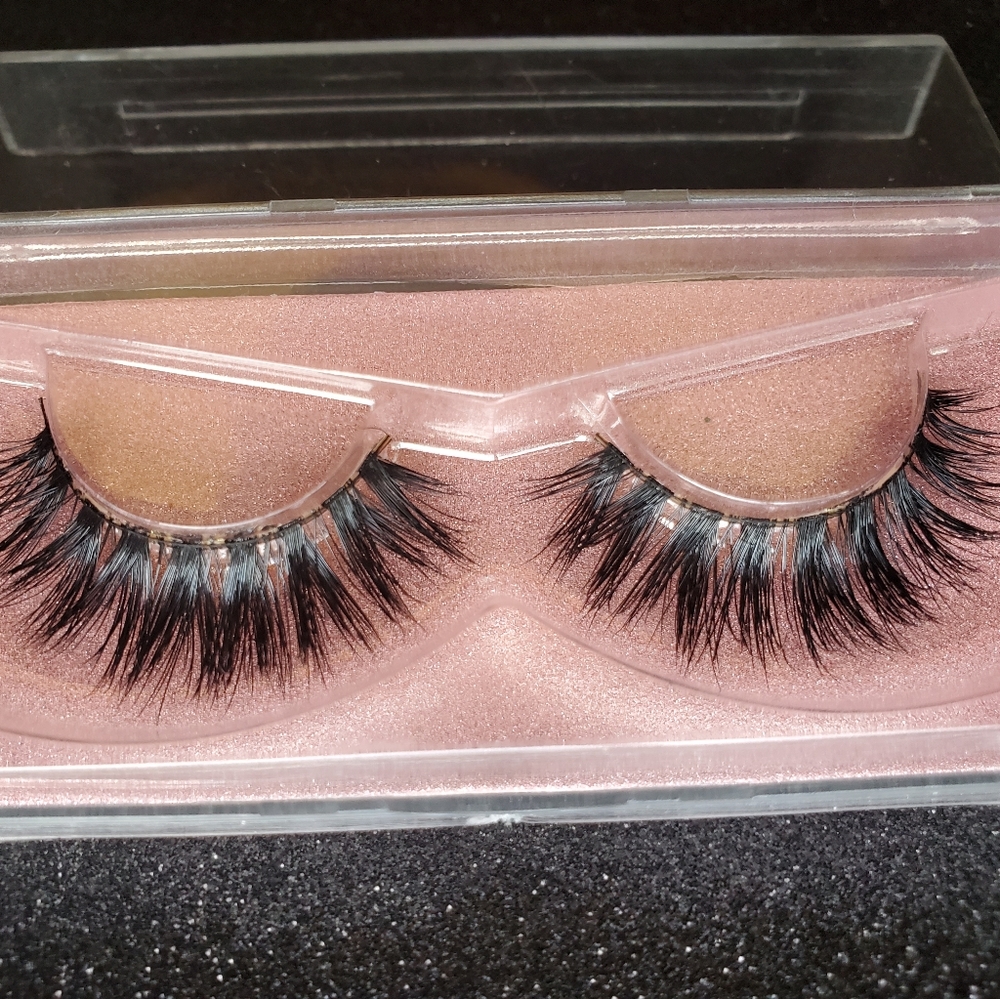 Lashes - Picture 2 of 3